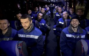 30 декабря в ходе обмена домой вернулись пятеро представителей воинской части №3041, охранявших ЧАЭС, рассказали в Минэкологии