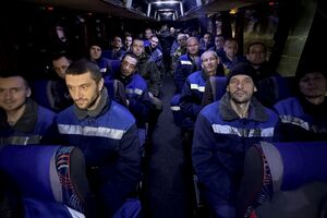 30 грудня під час обміну додому повернулося п'ятеро представників військової частини №3041, які охороняли ЧАЕС, розповіли в Мінекології
