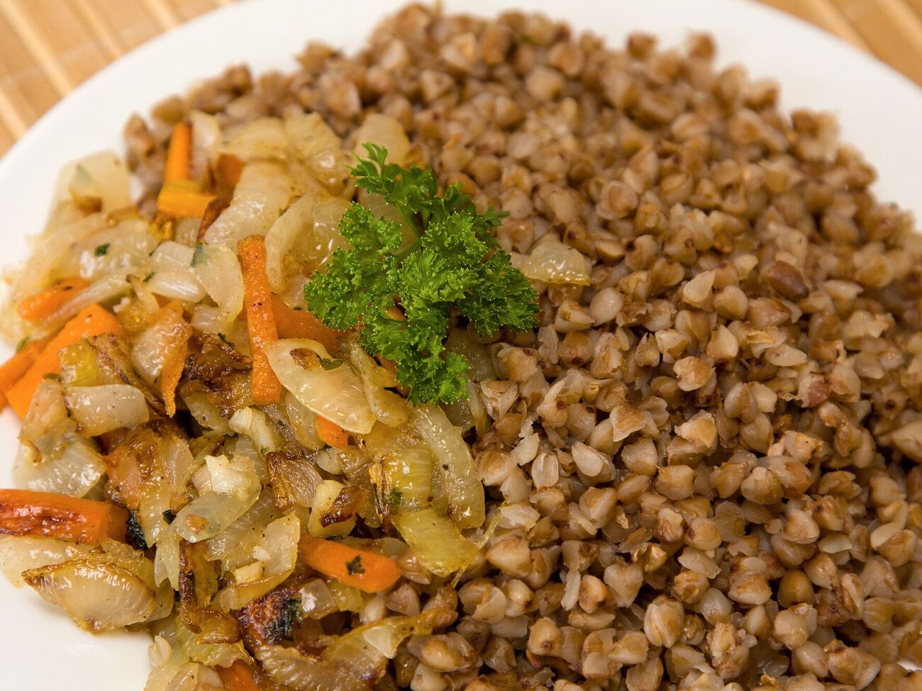 Гречку перед приготовлением нужно тщательно промыть