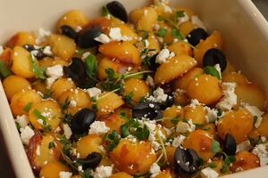 Кулинар предлагает запечь картофель с маслинами и сыром фета