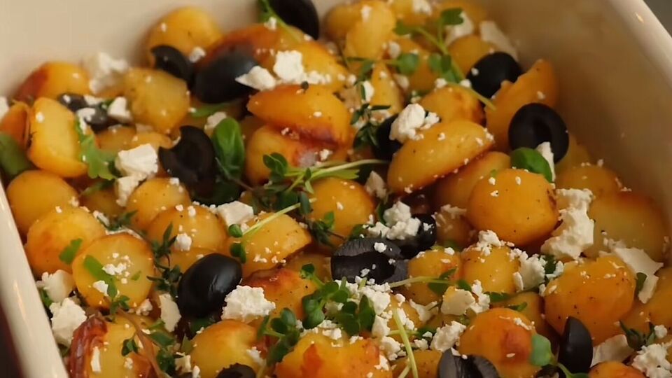 Кулинар предлагает запечь картофель с маслинами и сыром фета