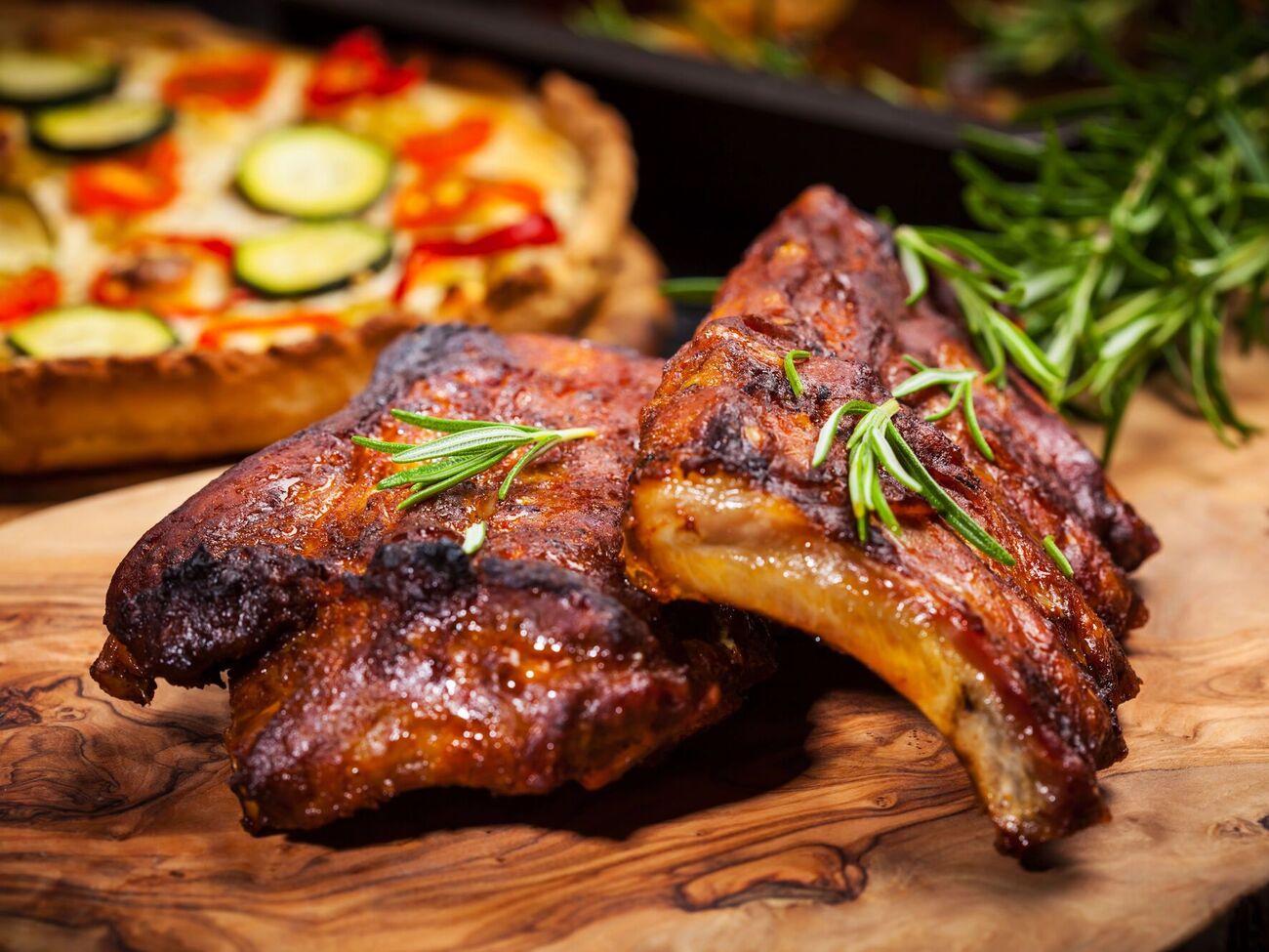 Ребра барбекю тануть у роті