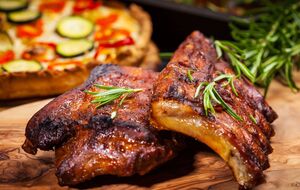 Ребра барбекю тануть у роті