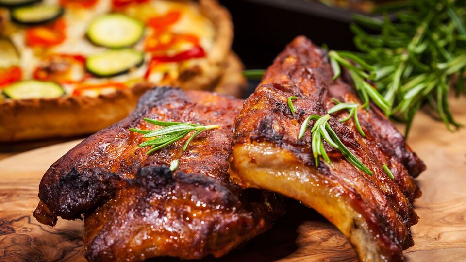 Ребра барбекю тануть у роті