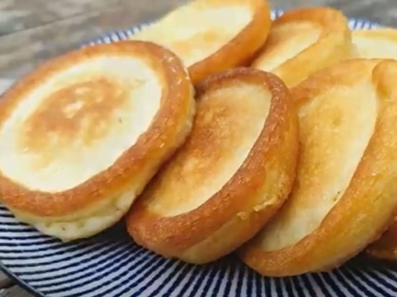 Обсмажте оладки на сковороді з великою кількістю добре розігрітої олії