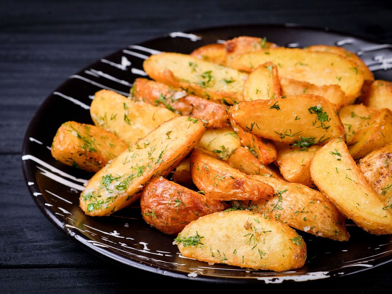 Картошку запекают до золотистой корочки