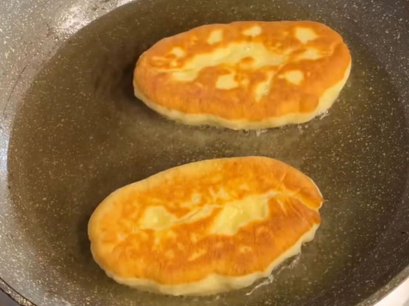 Приготовьте из этого тесто – и жареные пирожки будут пышные и вкусные. Бездрожжевой рецепт на кефире