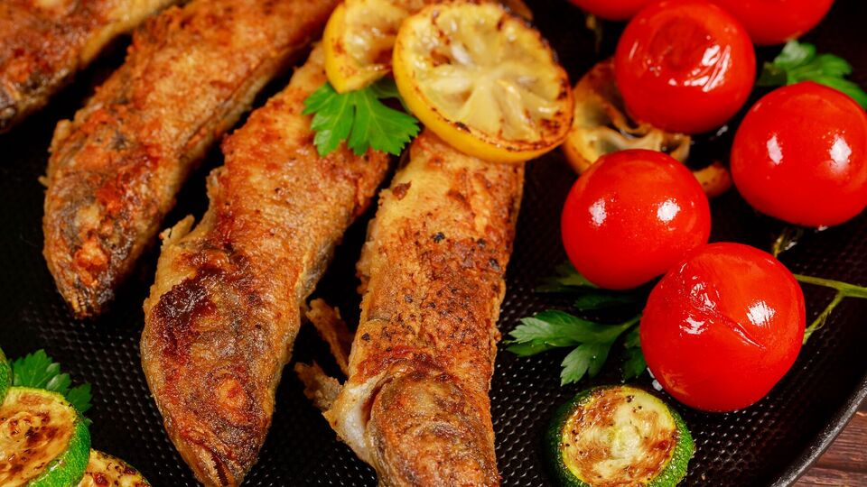 Цей метод панірування риби захистить від підгорання борошна