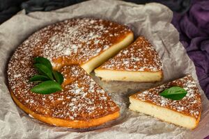 Запеканку перед подачей можно присыпать сахарной пудрой