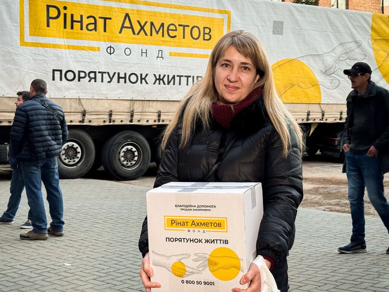 Фонд Рината Ахметова передал переселенцам в Кропивницком продуктовые наборы