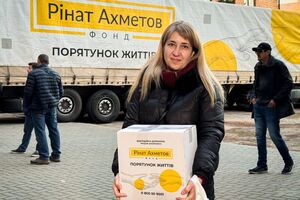 Фонд Ріната Ахметова передав переселенцям у Кропивницькому продуктові набори