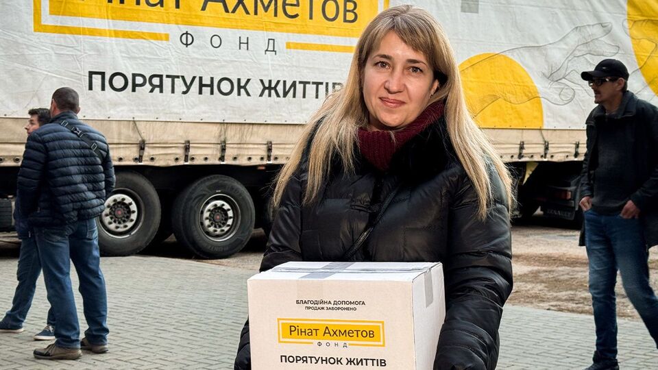 Фонд Ріната Ахметова передав переселенцям у Кропивницькому продуктові набори