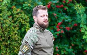 Военные отдали два автомобиля, чтобы собрать средства на свои подразделения