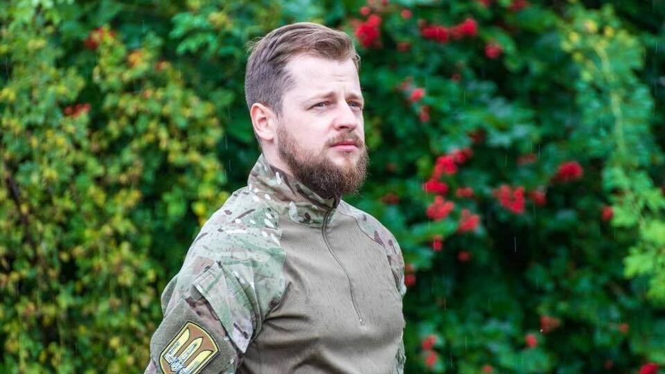 Военные отдали два автомобиля, чтобы собрать средства на свои подразделения