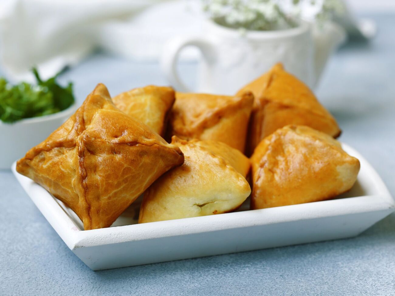 Тесто немного слоистое и напоминает песочное