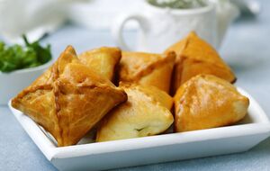 Тесто немного слоистое и напоминает песочное