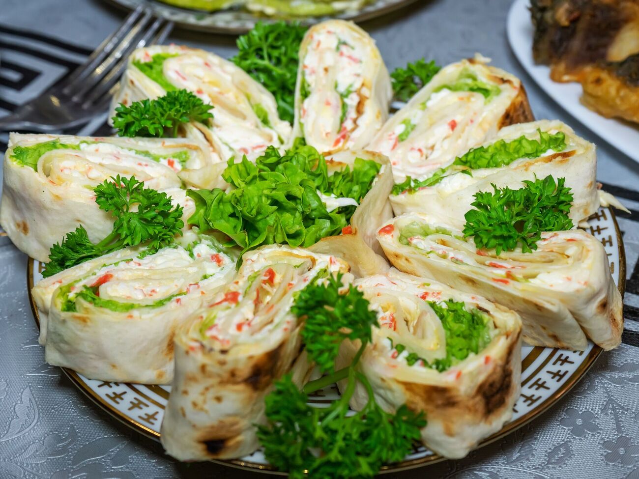 По желанию готовый ролл с креветками можно поджарить