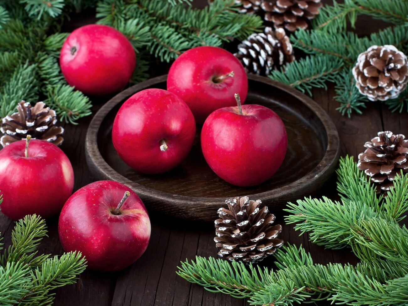 Кроме яблонь, яблоневая плодожорка поражает еще шесть деревьев