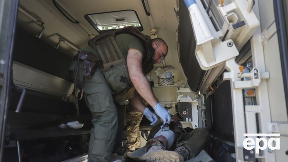 Согласно решению СНБО, медики смогут переходить на боевые должности по собственному желанию