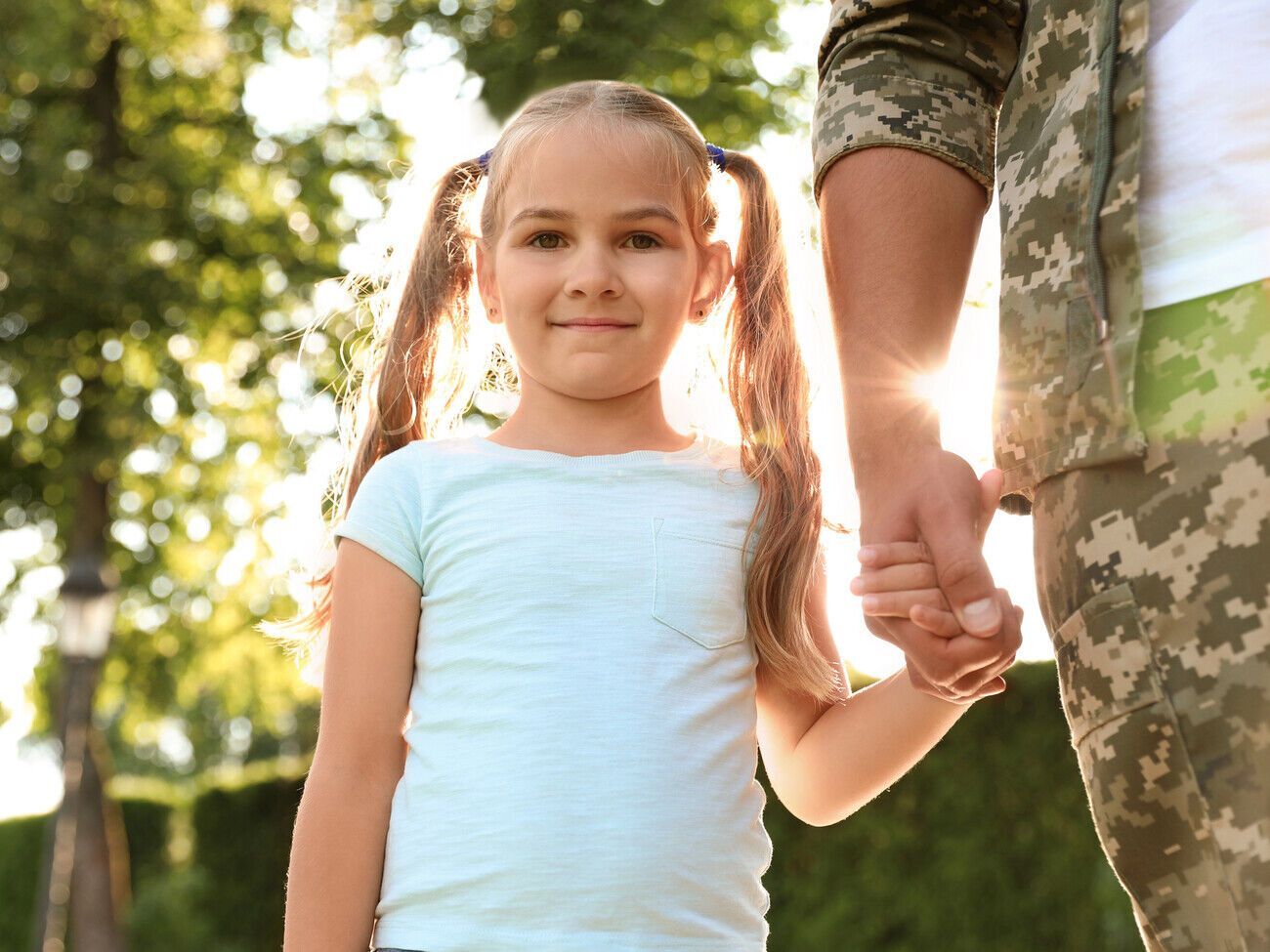 С отцом по возможности нужно поддерживать связь