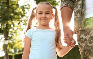 С отцом по возможности нужно поддерживать связь