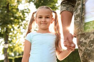 З батьком за можливості потрібно підтримувати зв'язок