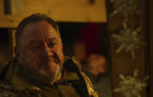 Святий Миколай, якого зіграв український актор Богдан Бенюк, у військовій формі спускається у бліндаж захисників України та зі свого наплічника дістає кожному подарунки