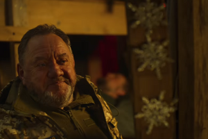 Святой Николай, которого сыграл украинский актер Богдан Бенюк, в военной форме спускается в блиндаж защитников Украины и из своего рюкзака достает каждому подарки