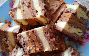 Поєднання сирних коржів і крему зі згущеним молоком схоже на десерт "Снікерс"