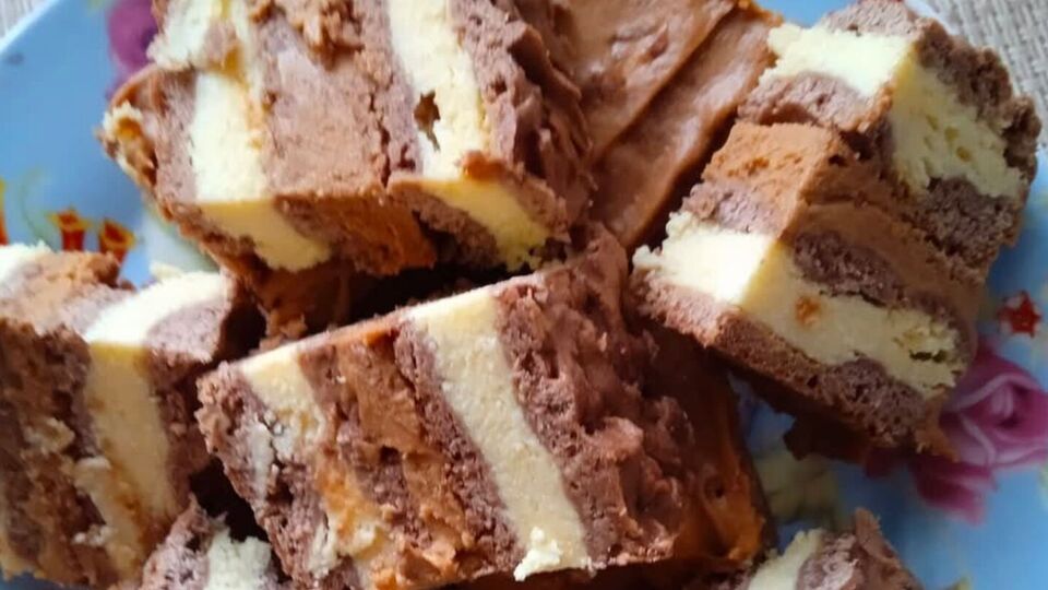 Поєднання сирних коржів і крему зі згущеним молоком схоже на десерт "Снікерс"
