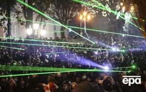 У відповідь на застосування піротехніки силовики почали відтісняти протестувальників