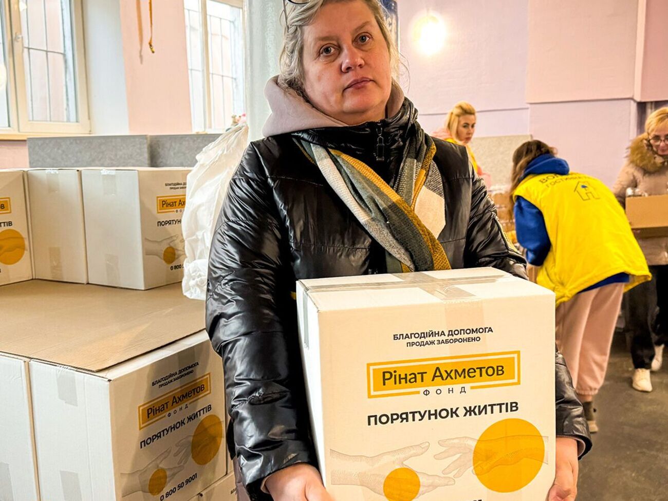 В Одессе Фонд Рината Ахметова передал переселенцам продуктовые наборы