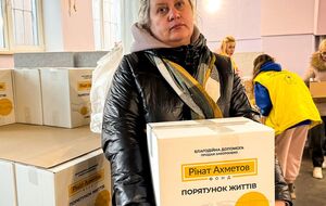 В Одессе Фонд Рината Ахметова передал переселенцам продуктовые наборы