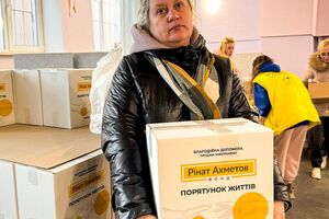 В Одесі Фонд Ріната Ахметова передав переселенцям продуктові набори