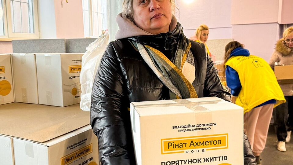 В Одессе Фонд Рината Ахметова передал переселенцам продуктовые наборы
