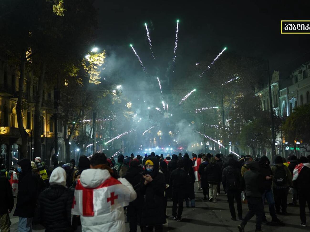 Силовики застосували сльозогінний газ, водомети і перцевий спрей, стверджують ЗМІ