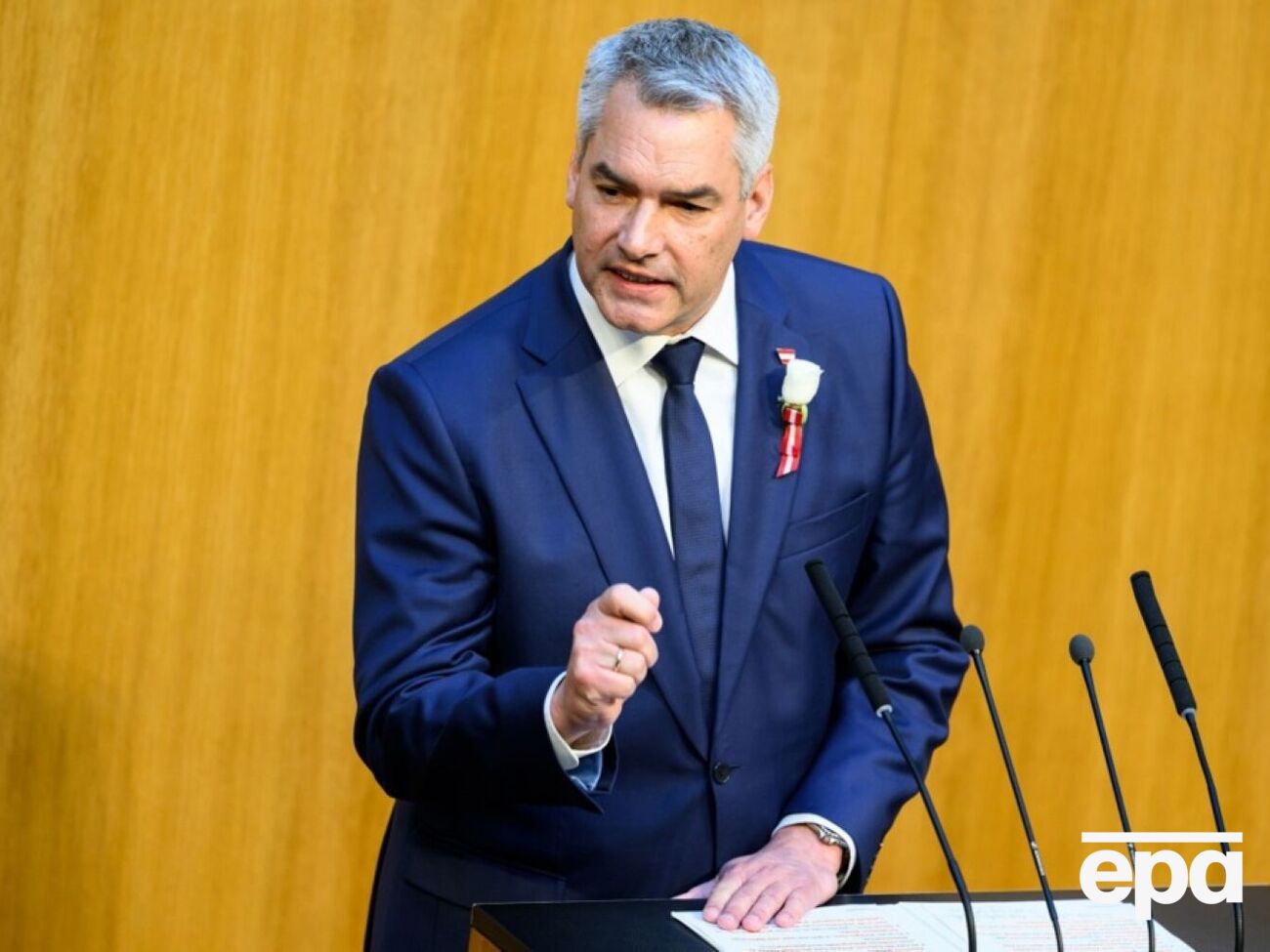 Негаммер заявив, що готовий сприяти "будуванню мостів", які ведуть до миру