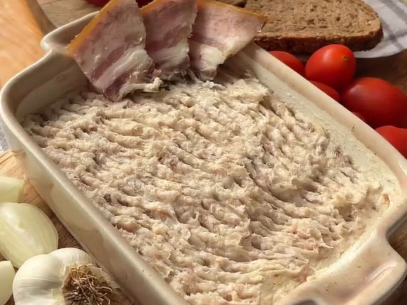 Намазку подавайте с черным хлебом