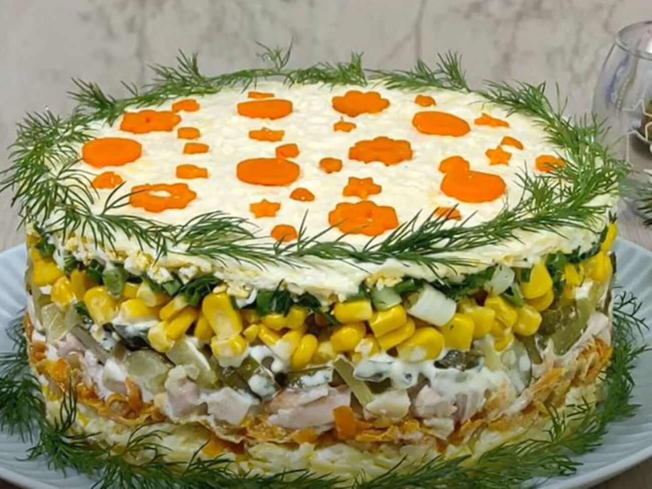 Салат перед подаванням на стіл треба поставити в холодильник, щоб він просочився