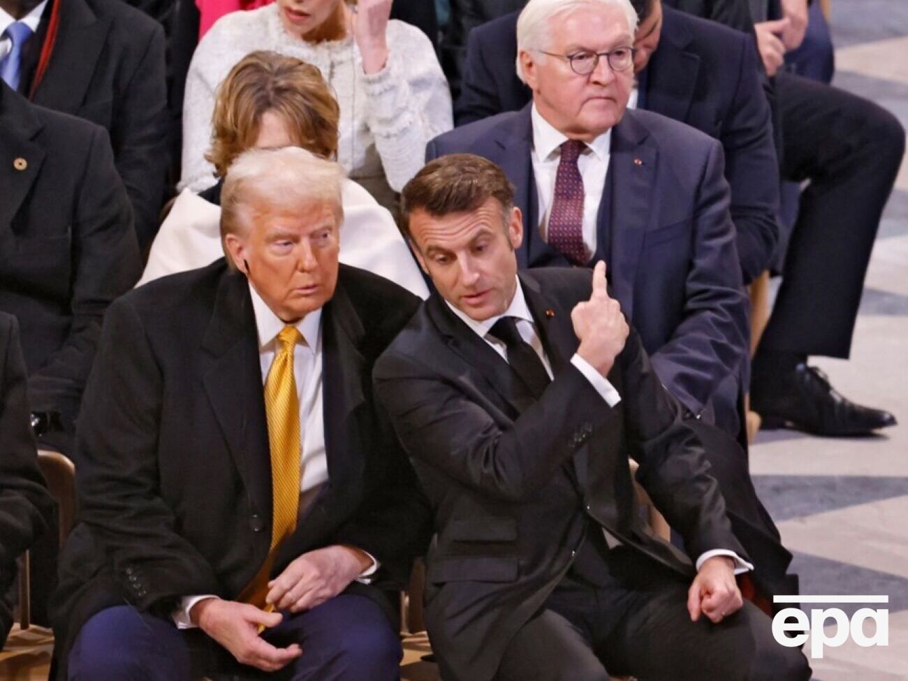 Макрон протягом кількох днів працював над тим, щоб переконати Трампа провести спільну зустріч із Зеленським, повідомили джерела видання