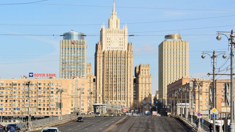 В МИД РФ говорят, что Асад, местонахождение которого неизвестно, решил оставить пост президента