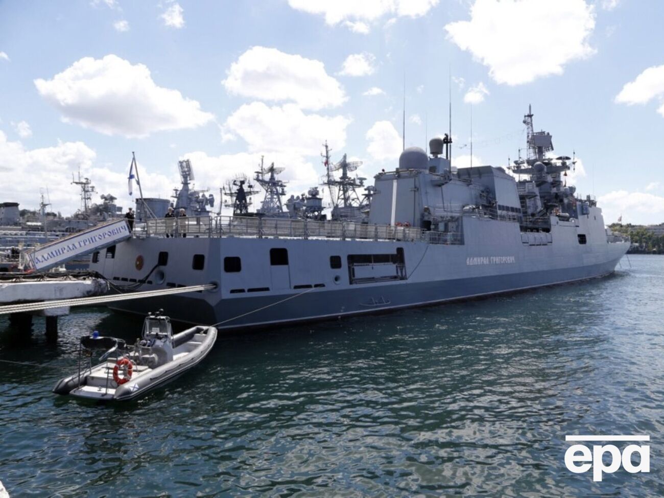 Из Тартуса в Средиземное море вышли фрегат "Адмирал Григорович" и грузовое судно "Инженер Трубин", рассказали в разведке