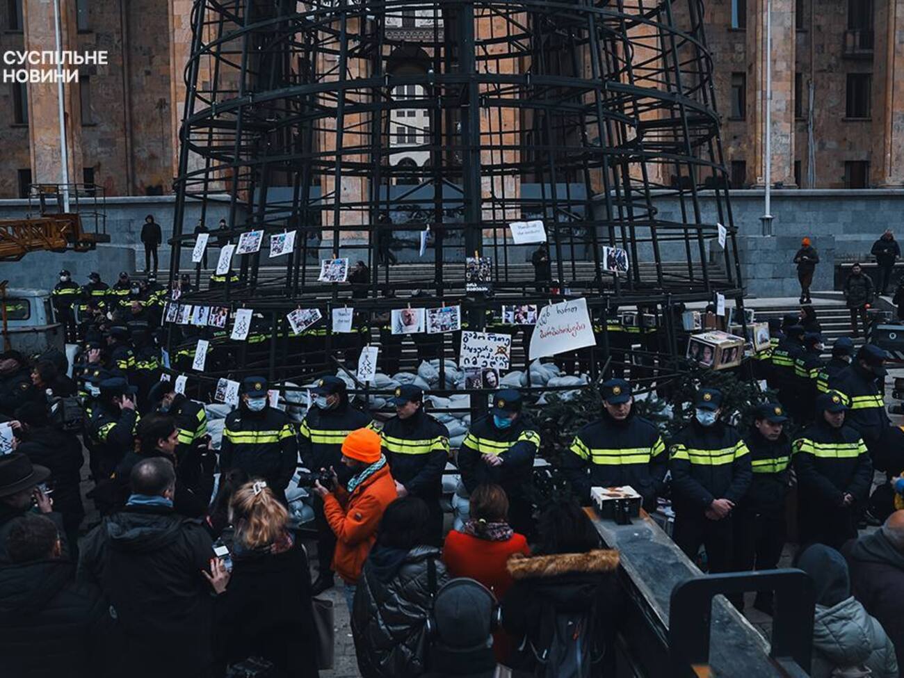 Елку в Тбилиси начали устанавливать возле здания парламента, где проходят акции протеста