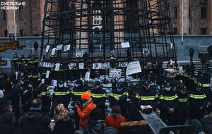 Елку в Тбилиси начали устанавливать возле здания парламента, где проходят акции протеста