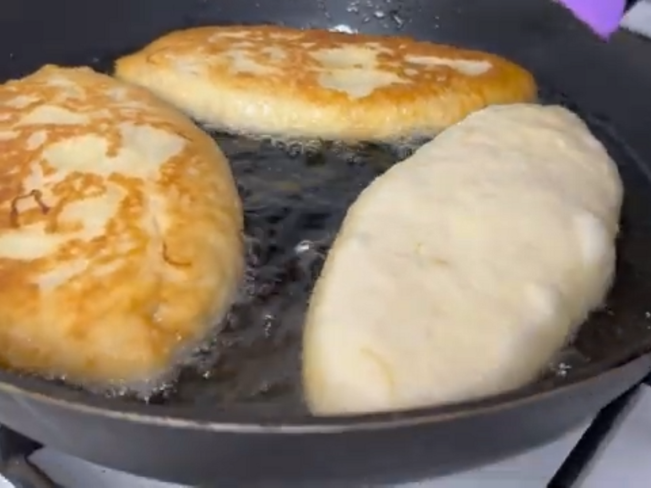 Обжарьте пирожки на сковороде с растительным маслом с двух сторон до готовности