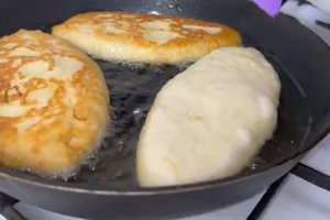 Обжарьте пирожки на сковороде с растительным маслом с двух сторон до готовности