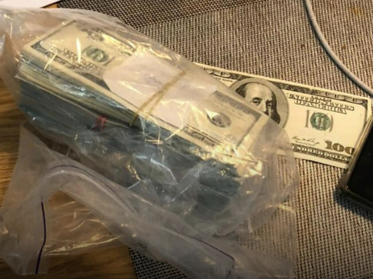 У НАБУ зазначили, що задокументовано передання $75 тис.