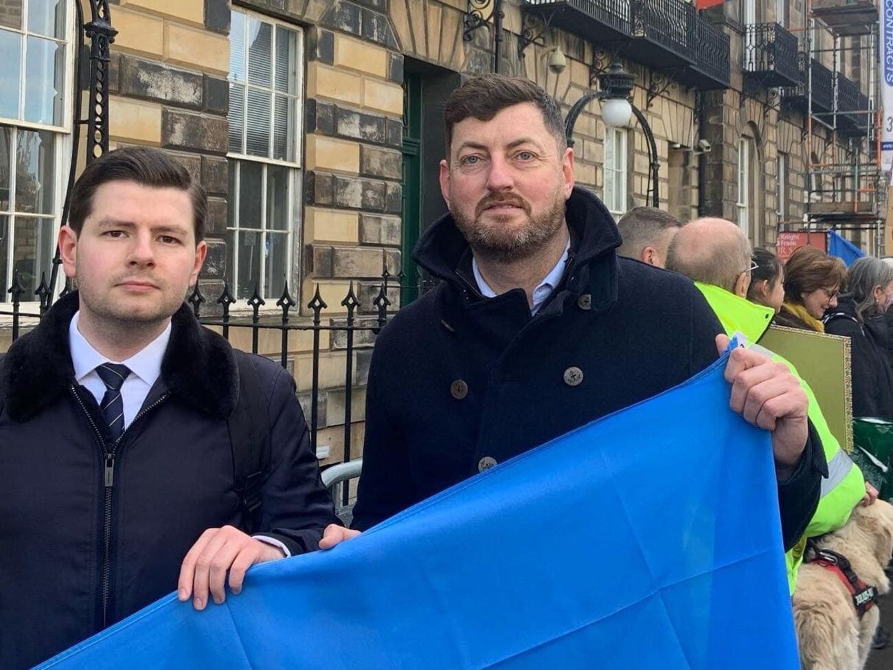 Дэй (на фото справа) решил покинуть пост