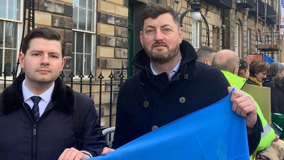 Дэй (на фото справа) решил покинуть пост