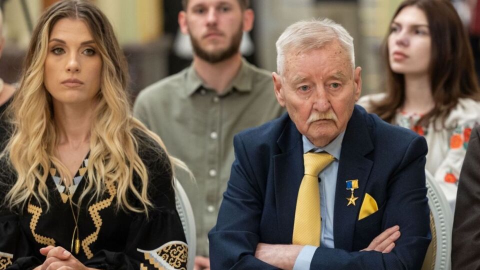 Поклад написав понад 150 пісень